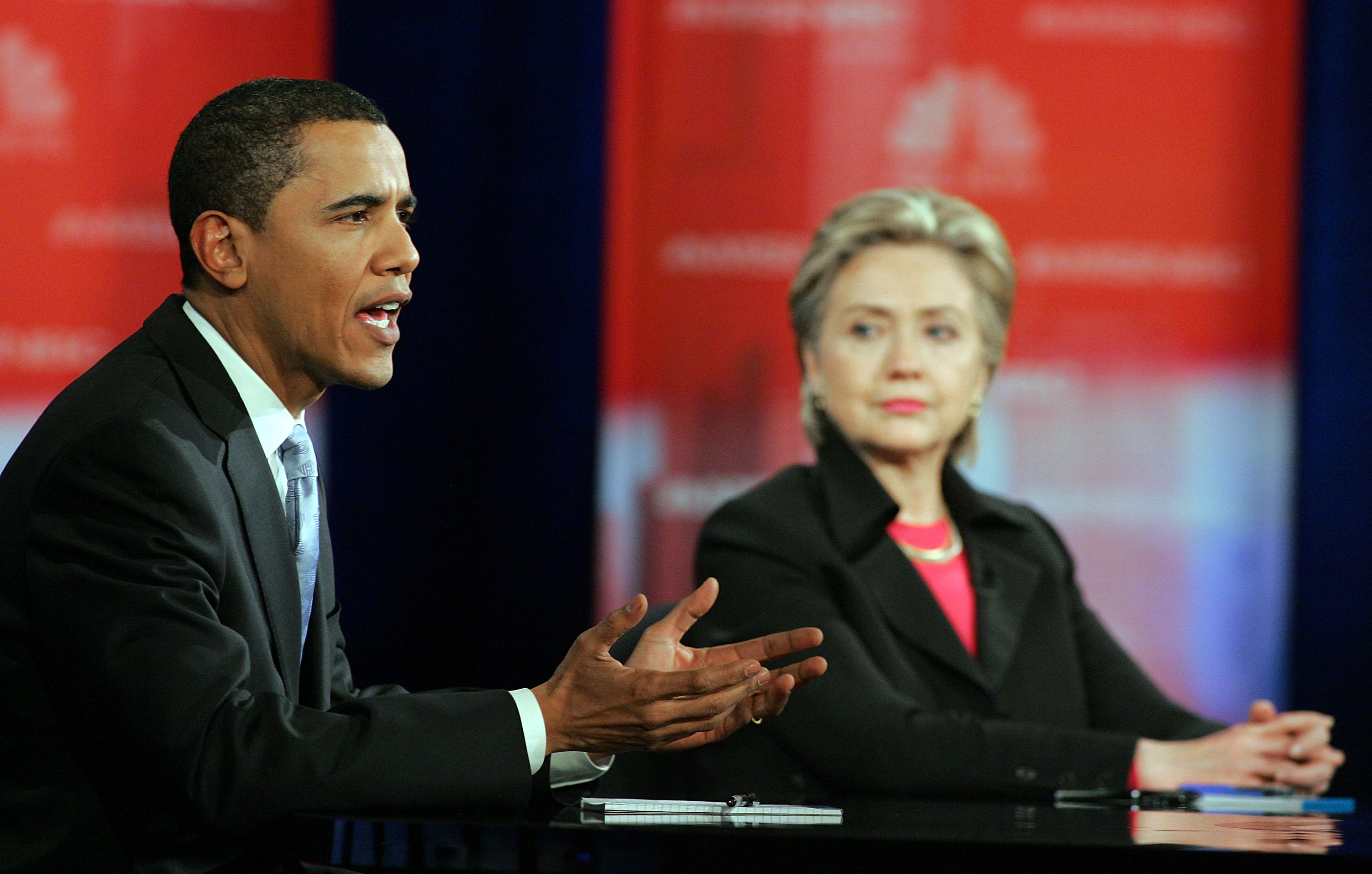 Barack Obama y Hillary Clinton durante un debate demócrata en enero 15,...