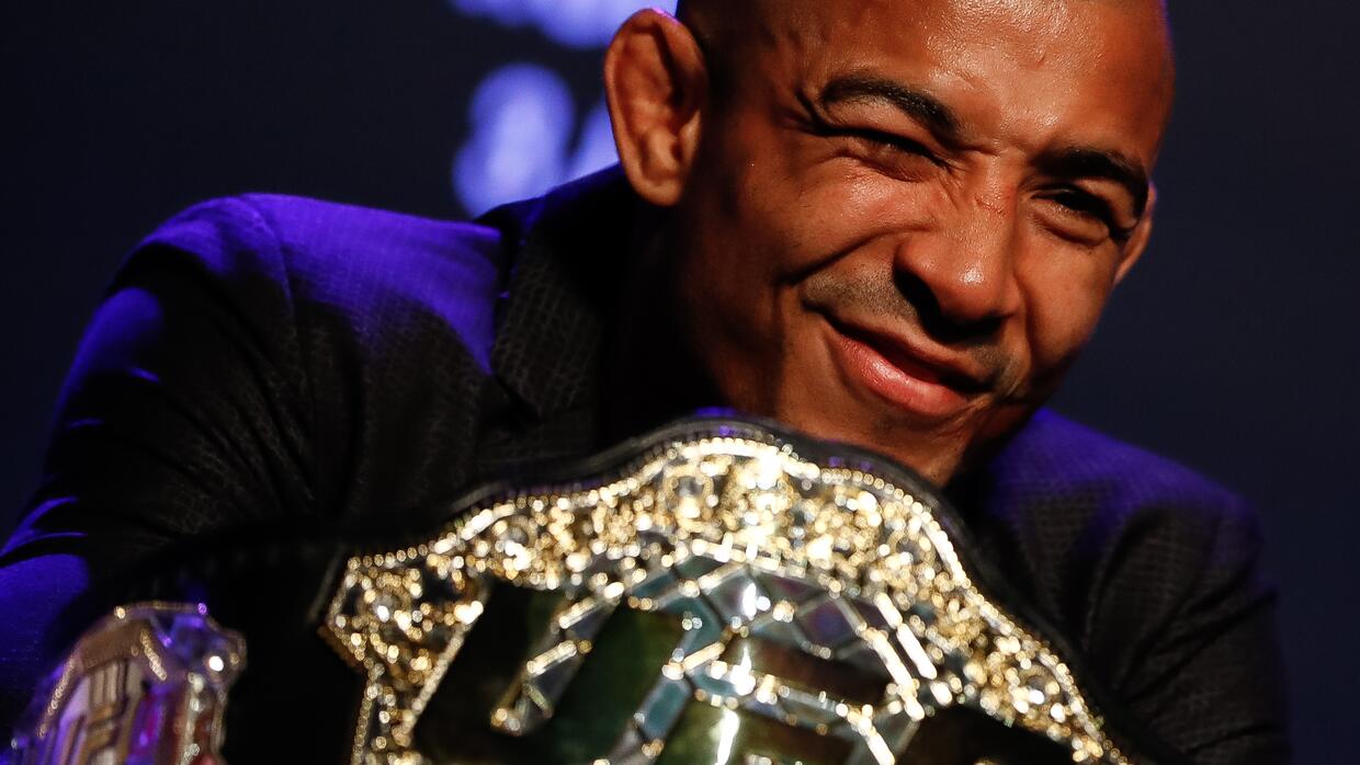 José Aldo seeks to regain his UFC featherweight title tonight against Holloway.