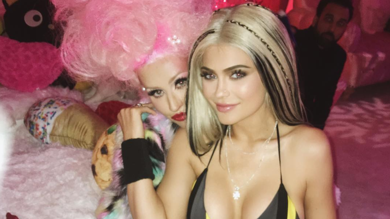 Kylie Jenner y Christina Aguilera en la fiesta de cumpleaños número 36 d...