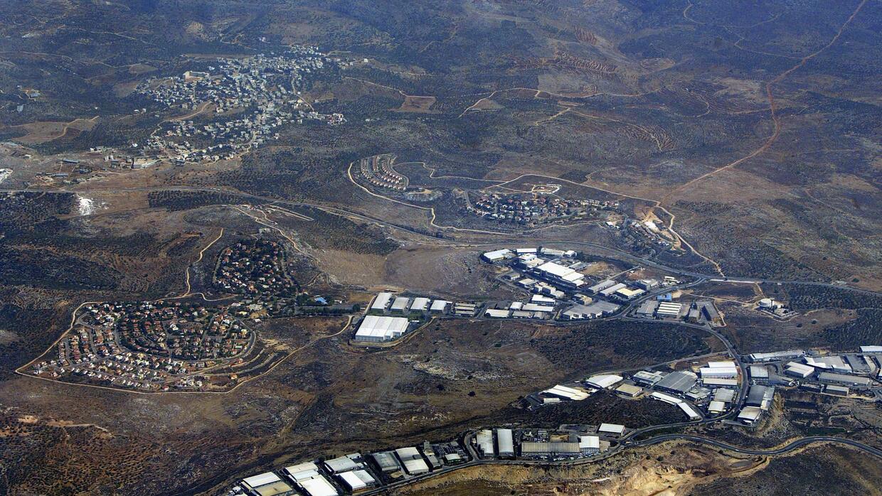 Los asentamientos israelíes de Barkan (izquierda) y Kiryat Netafim (cent...