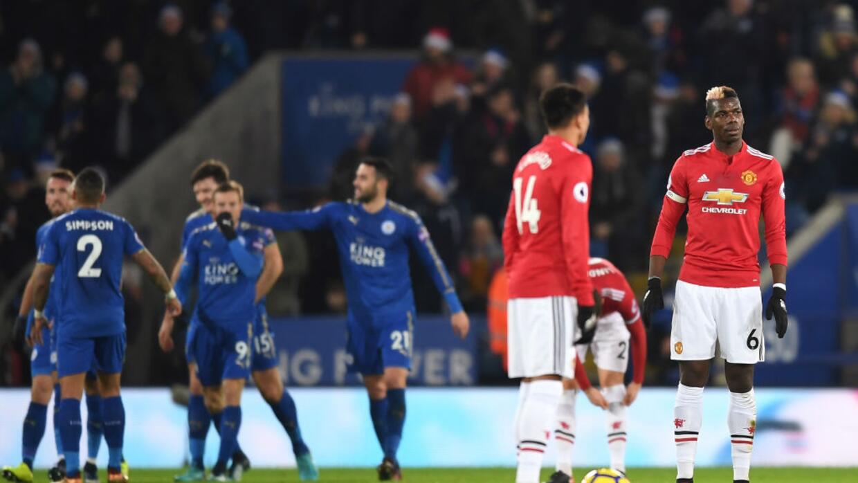 Manchester United dejó escapar el triunfo ante Leicester y se alejó del City