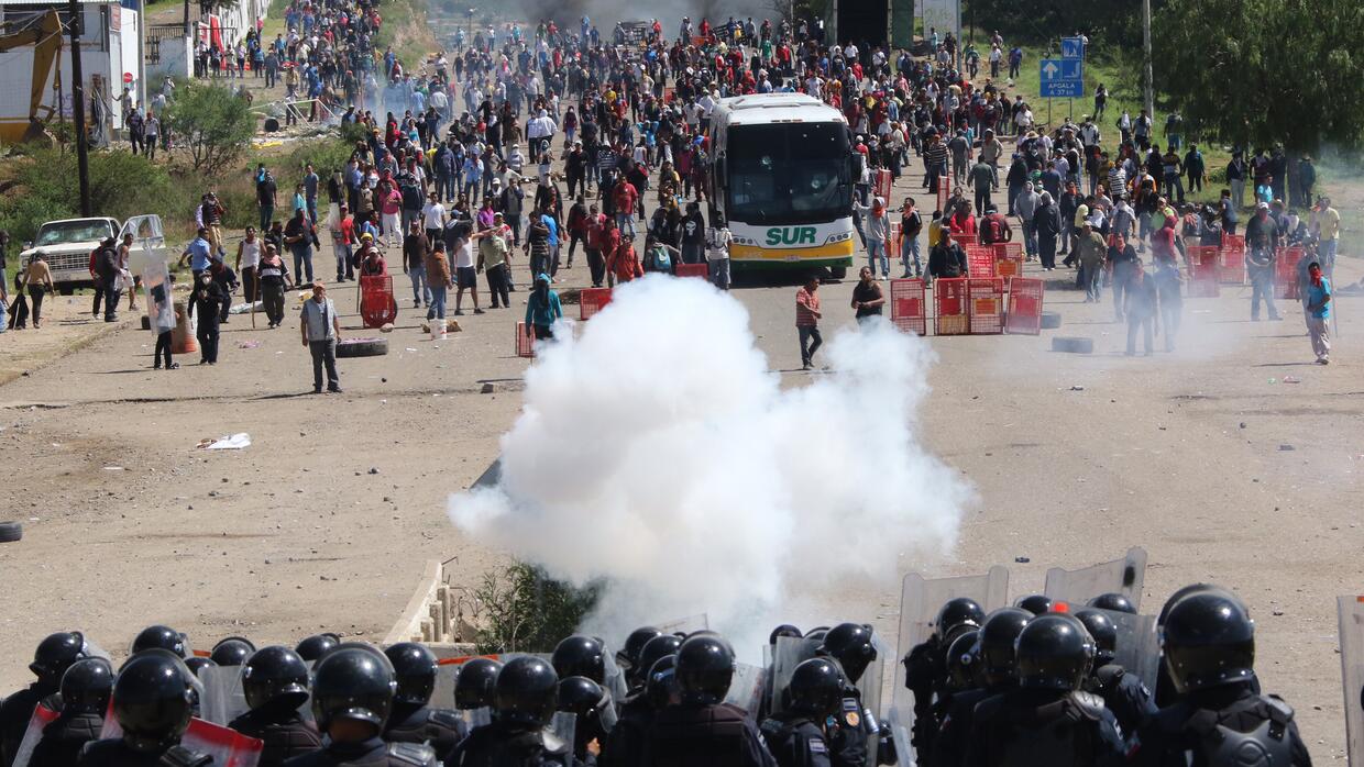 Enfrentamiento entre profesores y policías en Oaxaca