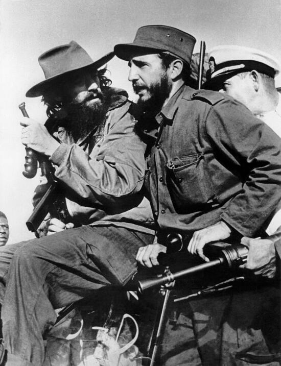 El líder rebelde Fidel Castro y su compañero de guerrilla Camilo Cienfue...