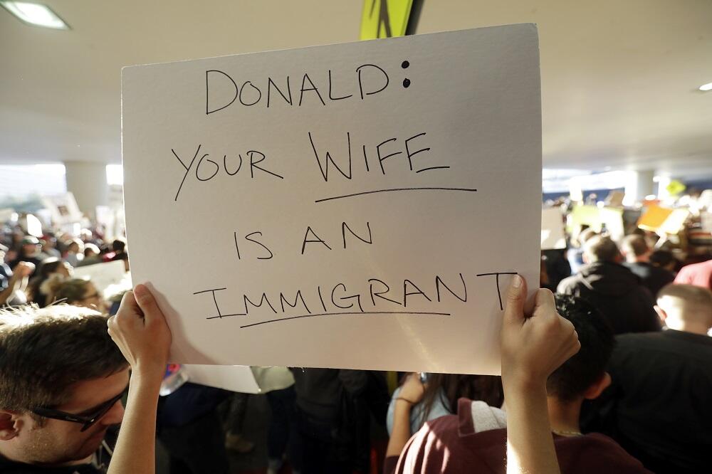 Una persona levanta un cartel donde se lee &quot;Donald: tu mujer es una...