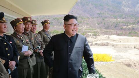 El líder norcoreano Kim Jong-Un en el desfile de las Fuerzas Especiales...
