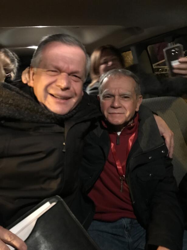 Las primeras imágenes de Oscar López al salir de prisión después de 35 a...