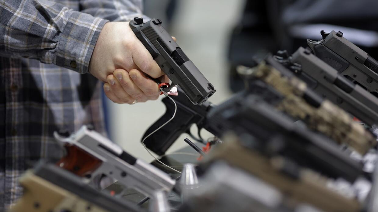 Una persona sujera un arma en una feria en Pennsylvania en febrero de 20...