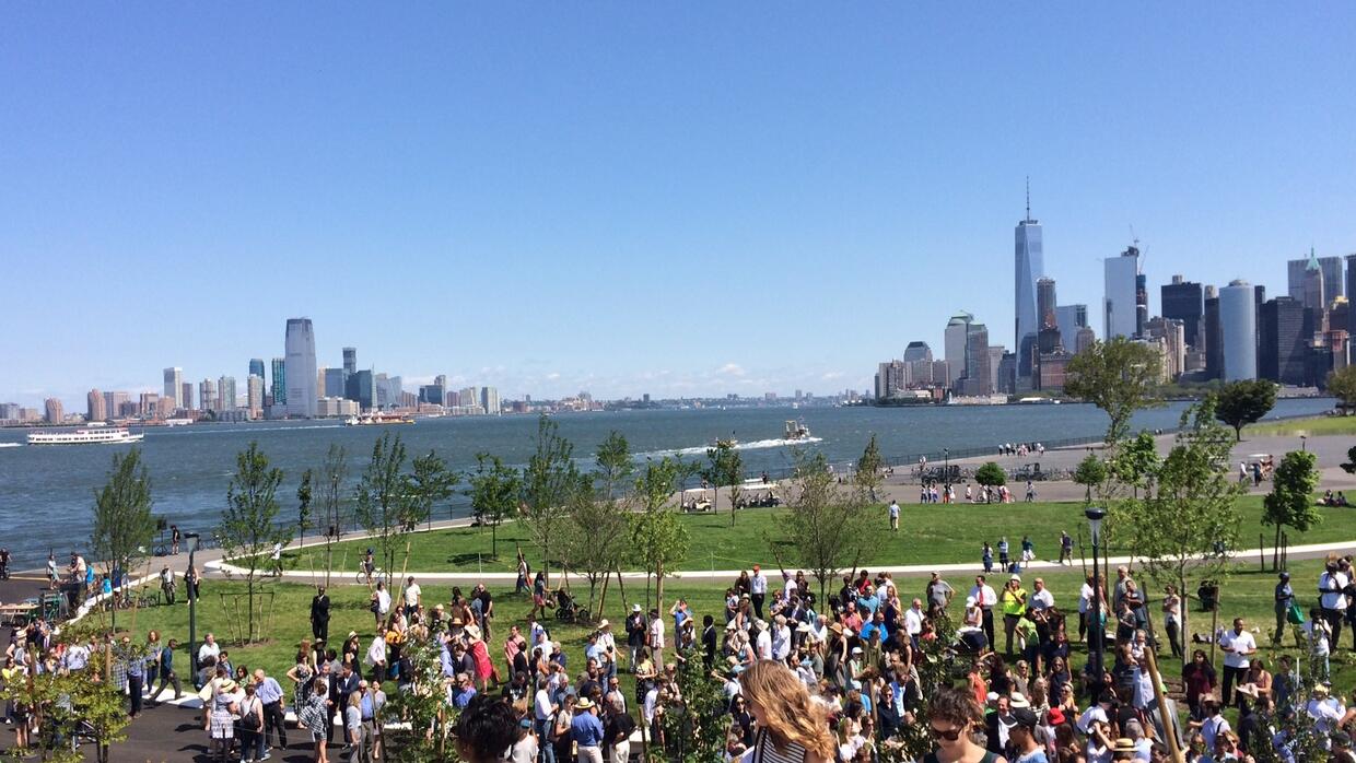 Desde las colinas de este nuevo espacio en Governors Island, el público...