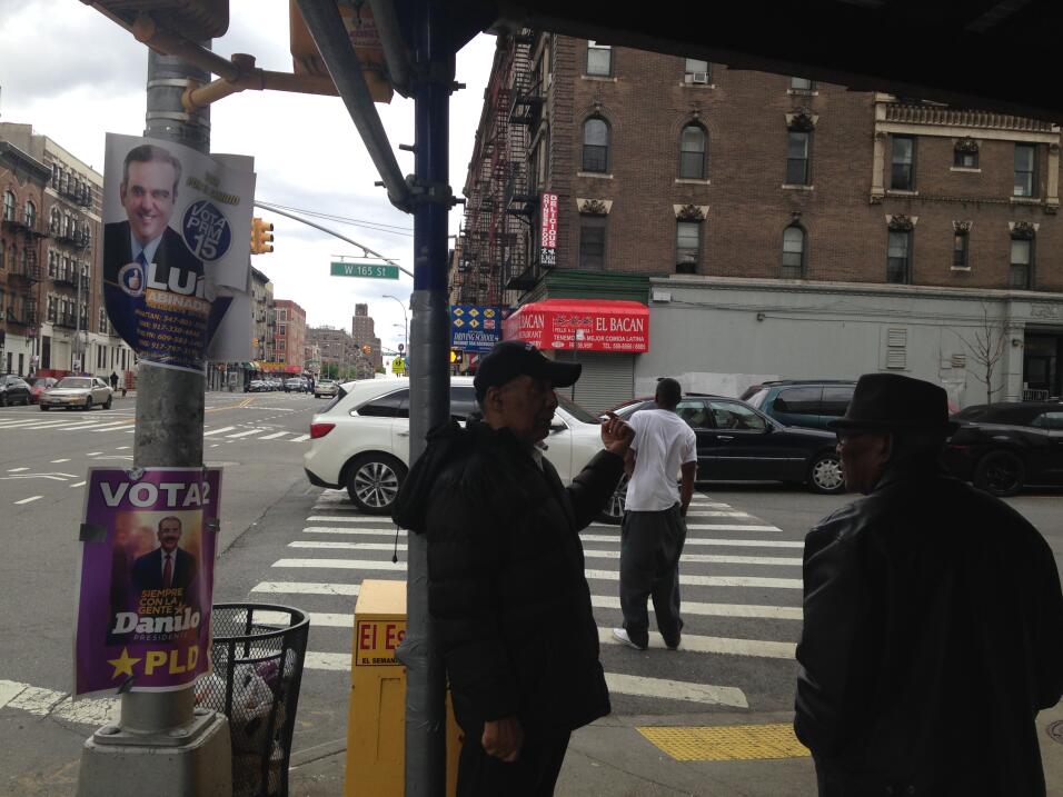 Los panfletos de los candidatos inundaron las calles cercanas a los cent...