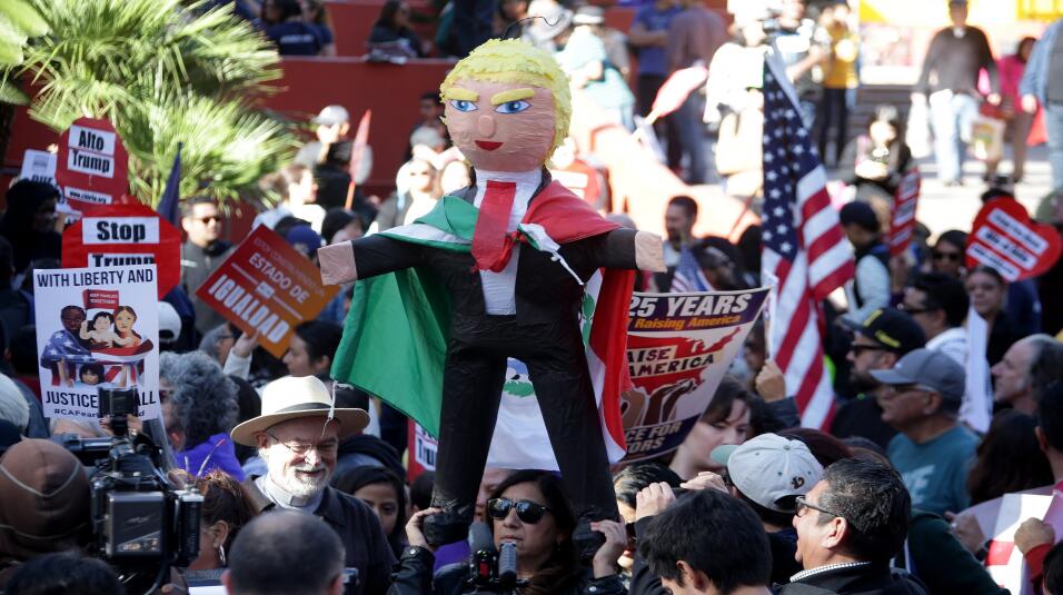 Miles de manifestantes marchan por las calles de Los Ángeles en el '...
