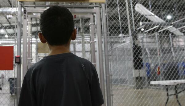 Niño en centro de detención de ICE