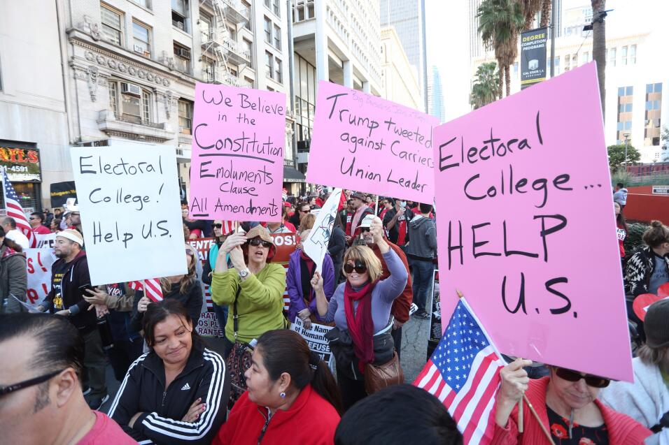Miles de manifestantes marchan por las calles de Los Ángeles en el '...