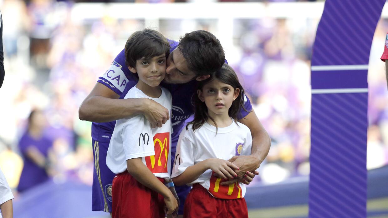 Un emocionado Kaká llora antes de jugar su último partido en casa con el Orlando City SC