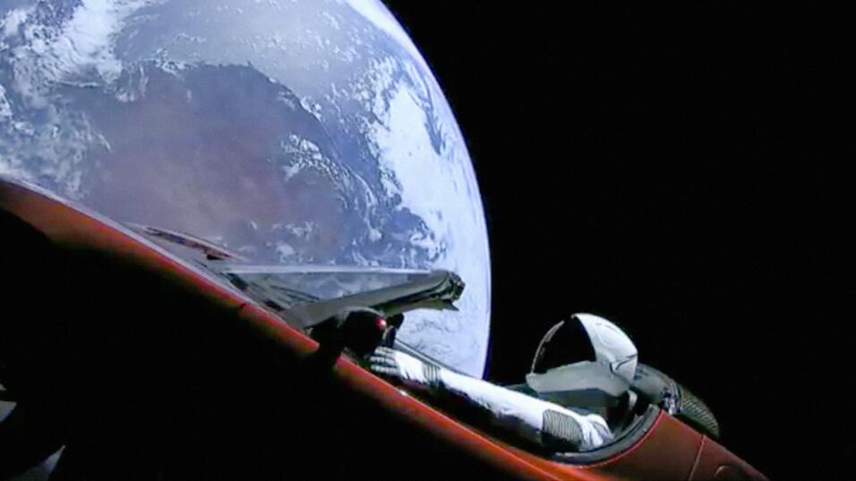 Carro De Tesla En El Espacio