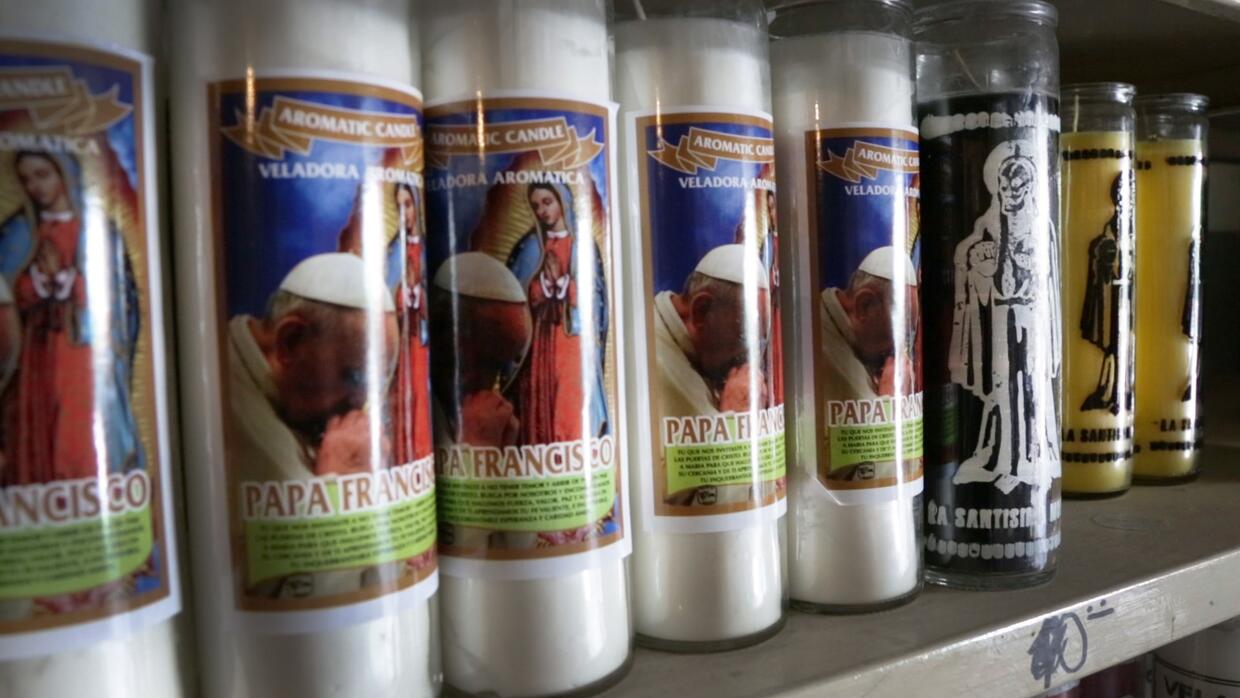 Aunque la Iglesia lo prohíbe, muchos católicos mexicanos rinden culto a...