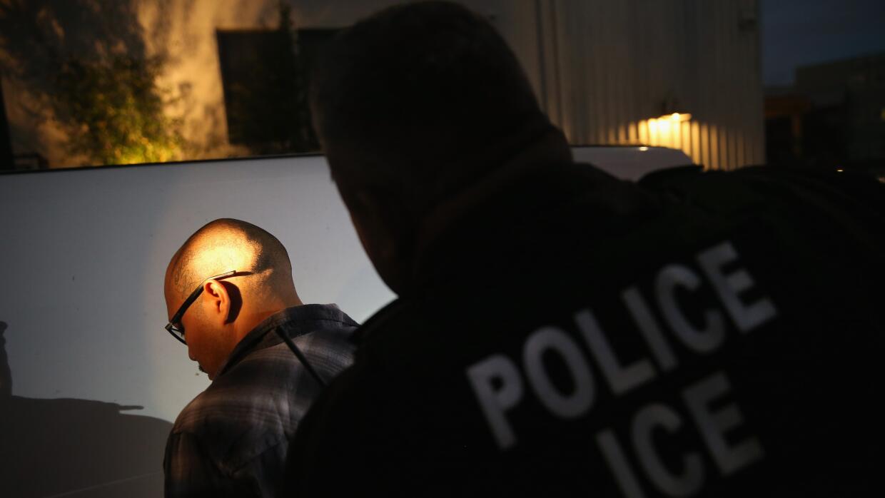 Un hombre es detenido por el Servicio de Inmigración (ICE) en 2015 en Lo...