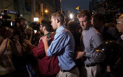 Gunnar Bentz (izquierda) y Jack Conger (derecha) al salir de declarar an...