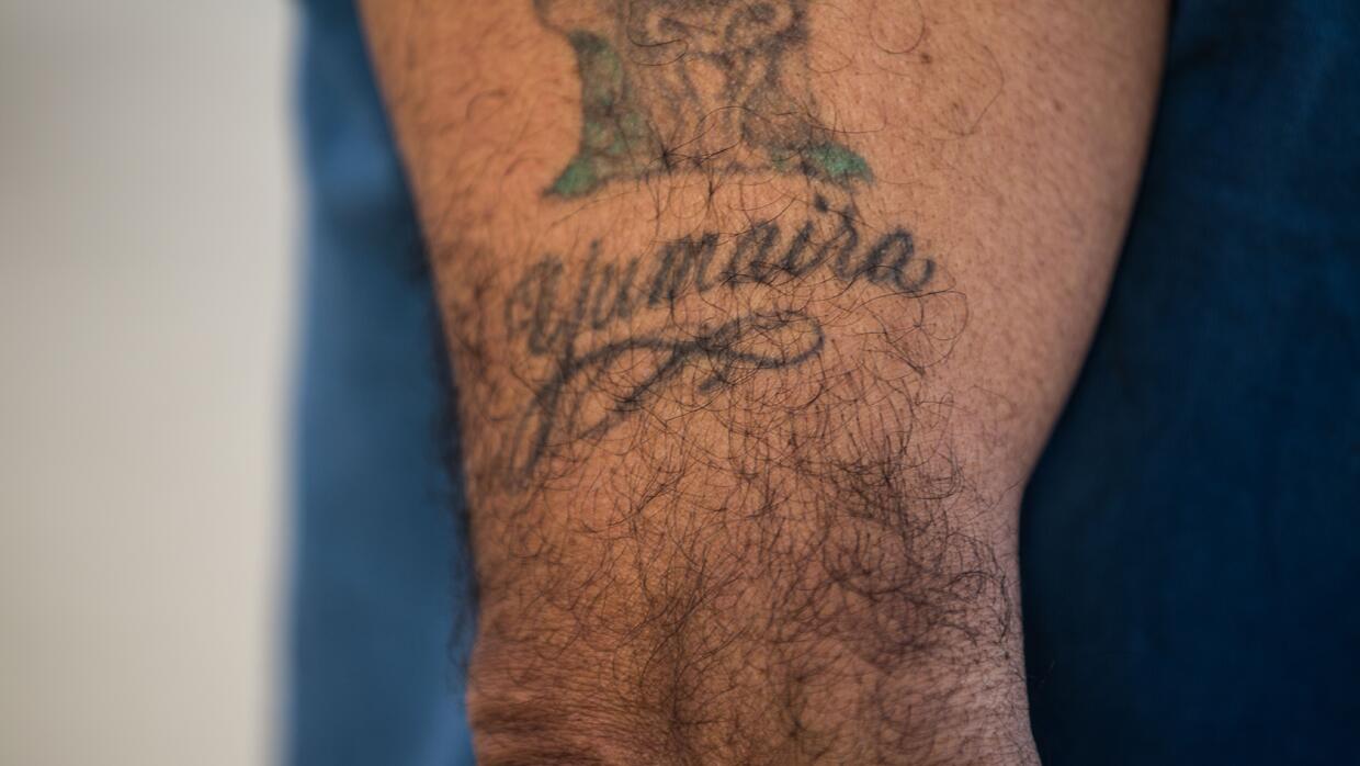Antonio Martínez-Arreguín tiene un tatuaje con una virgen y el nombre de...