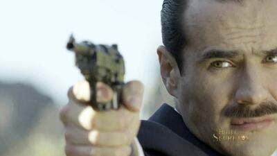 Diego con pistola en El Hotel de los secretos
