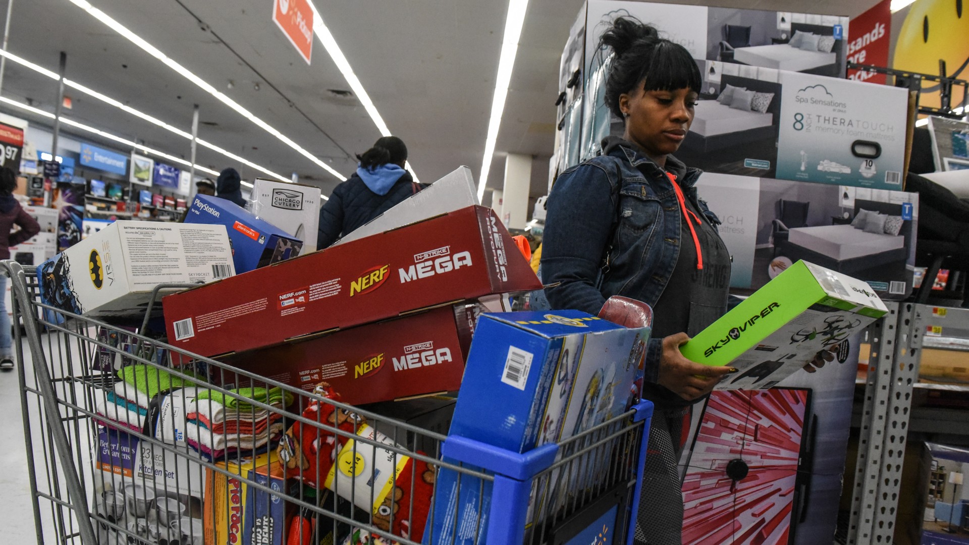 Largas filas de personas en almacenes de Houston por el desarrollo del