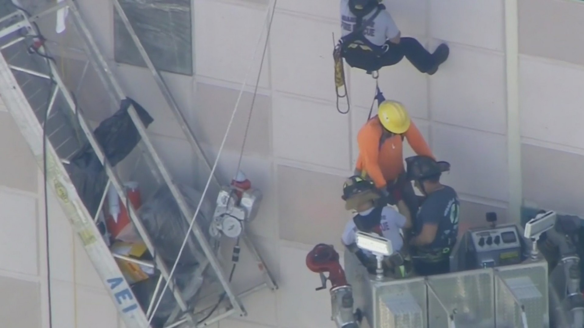 En video: los momentos de pánico que vivieron dos trabajadores que