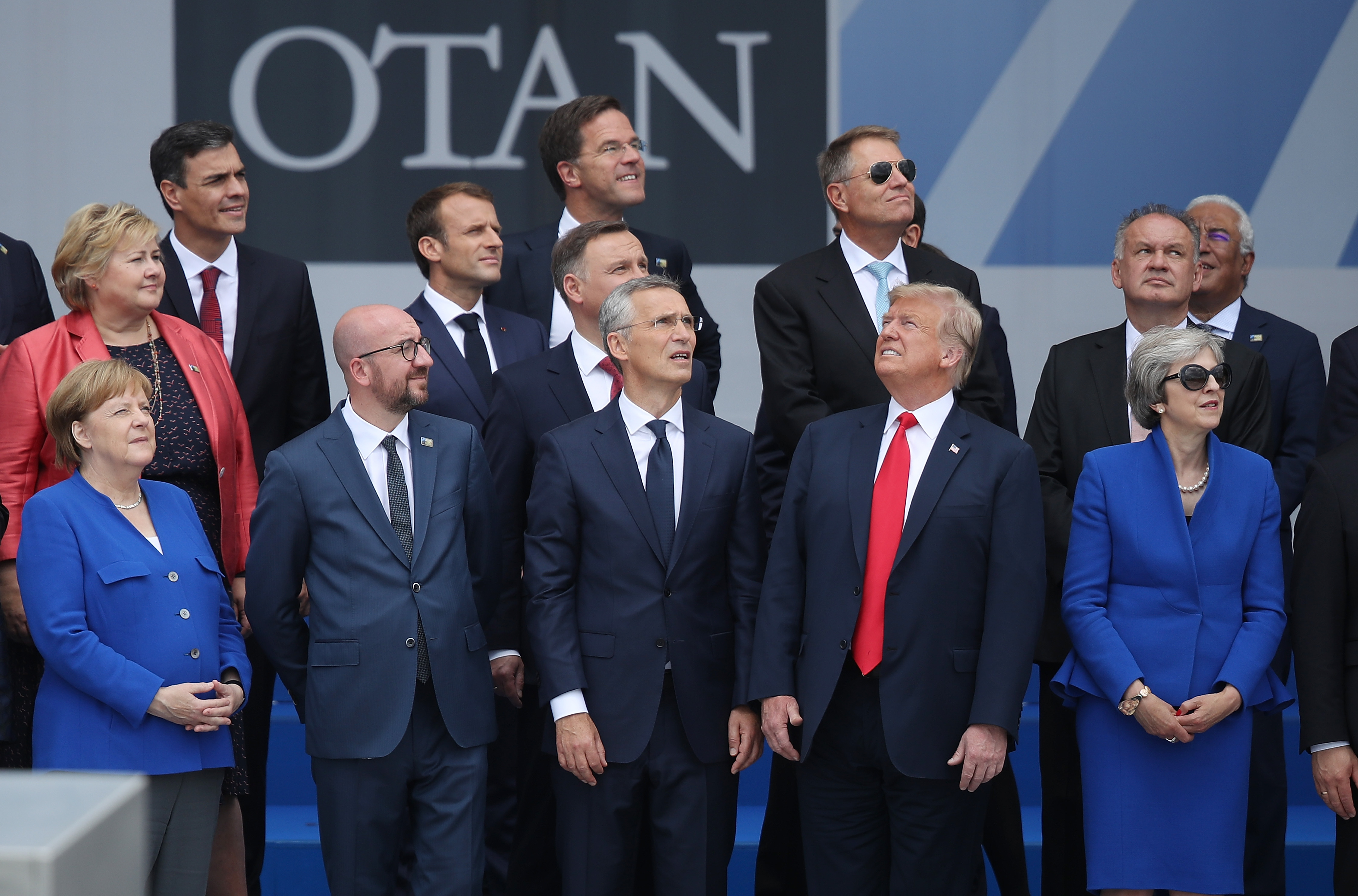 Todos miran al mismo lado, menos Trump: la foto que resume la incómoda cumbre de la OTAN
