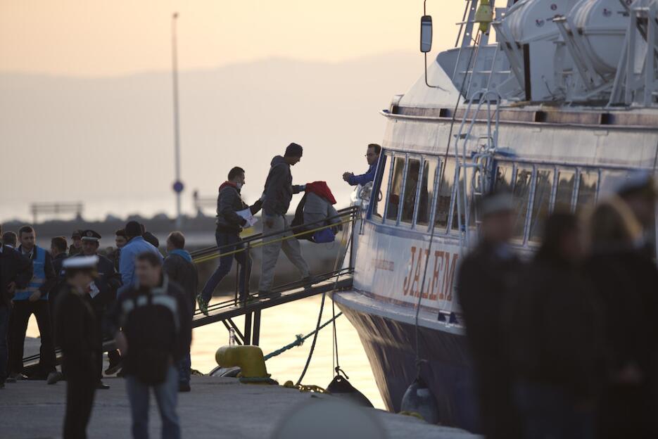 La primera deportación de refugiados de Europa a Turquía después del acu...