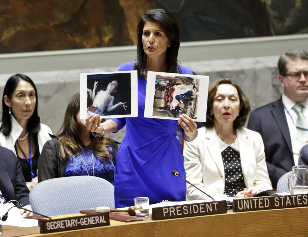 La embajadora de EEUU en la ONU, Nikki Haley, muestra fotos de víctimas...