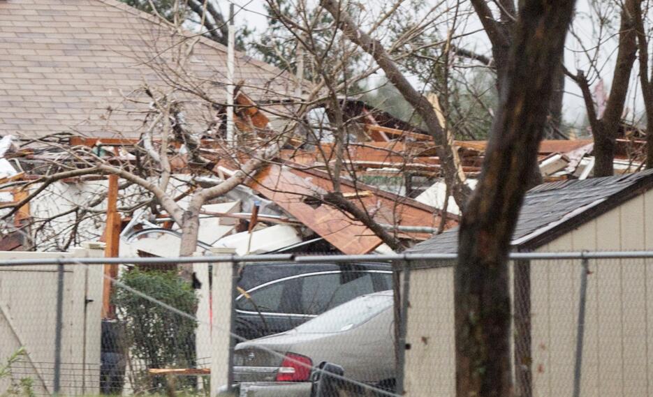 Tornados dejan una docena de muertos en Texas GettyImages-502601450_mast...