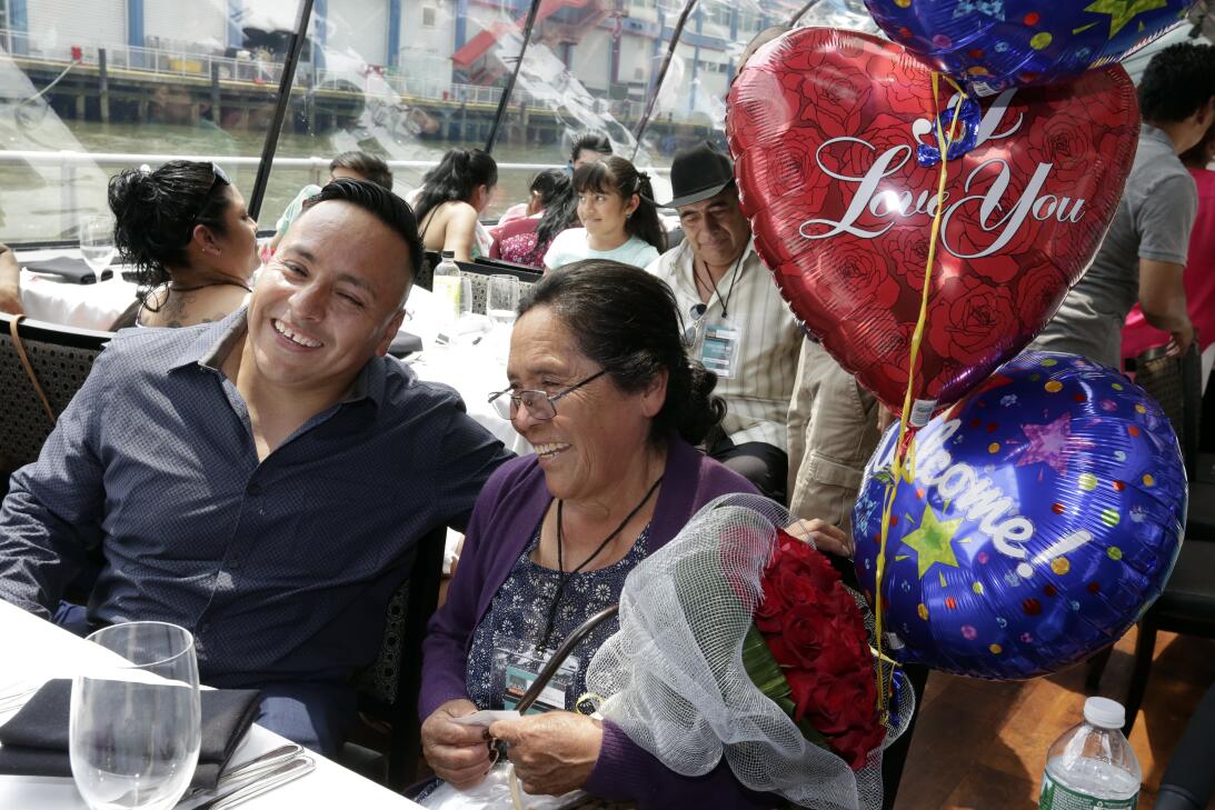 En fotos: Familias mexicanas se abrazan en Nueva York tras 20 años sin v...