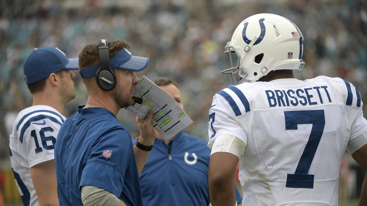 Brian Schottenhemier trabajó con los Colts dirigiendo a Jacoby Brissett...