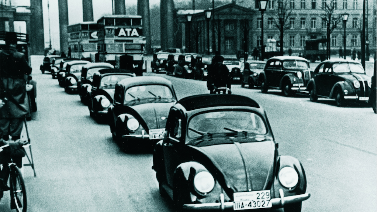 Un grupo de prototipos de pre producción del Volkswagen Tipo 60 circula...