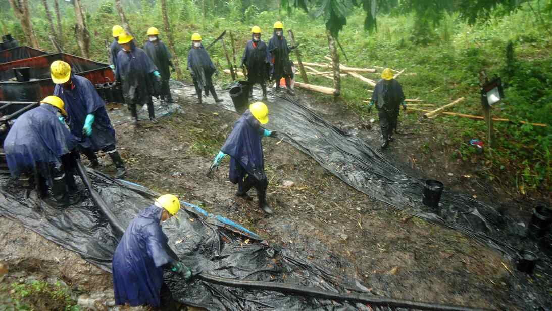 Trabajadores limpian un derrame de petróleo este martes, 9 de febrero de...