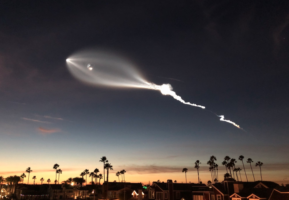 Así se vio en el cielo el lanzamiento del Falcon 9, por la empresa Space...