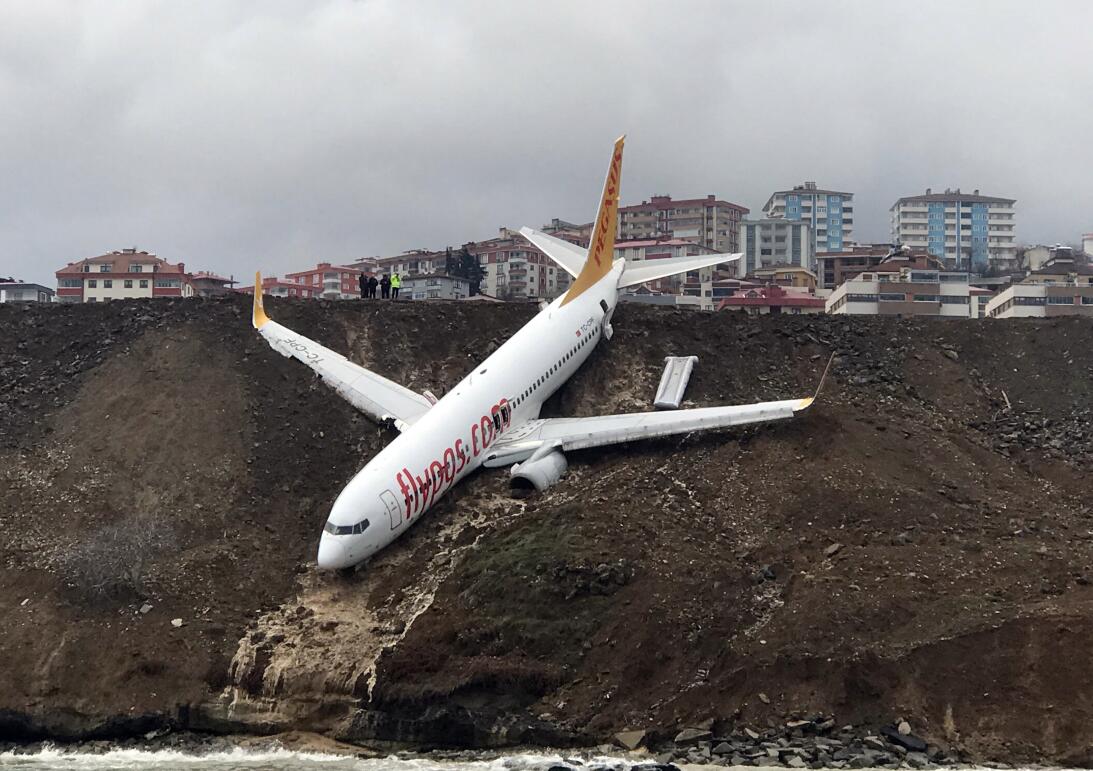 Fotos: Un avión con 168 personas a bordo despista y queda al borde del m...
