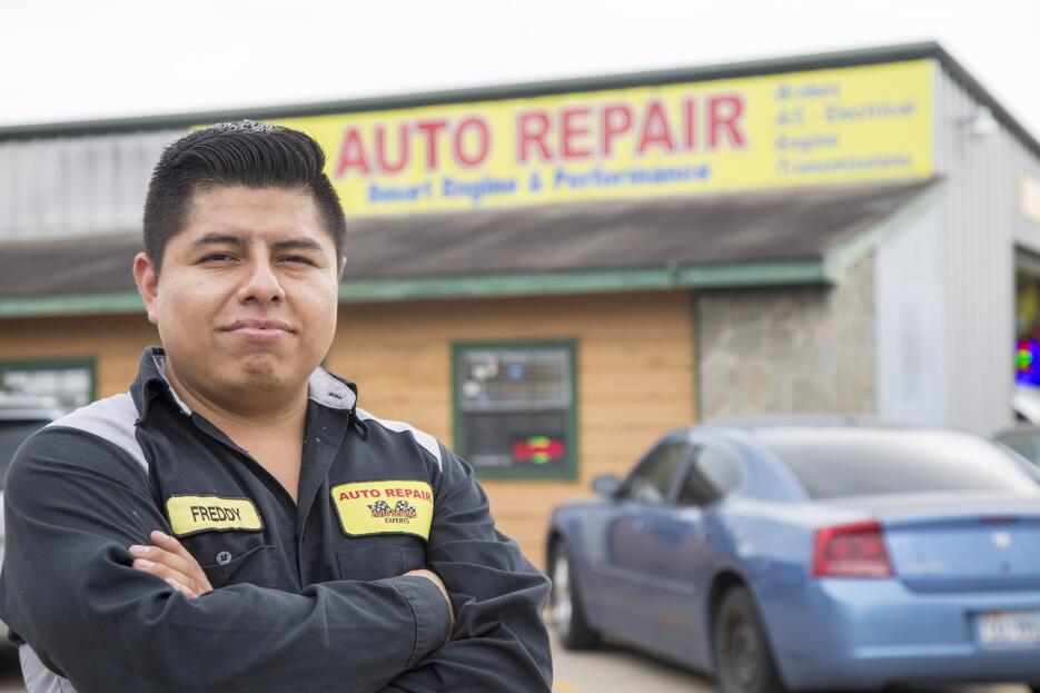 Freddy Avan, de 28 años, cerró este lunes su negocio de mecánica automot...
