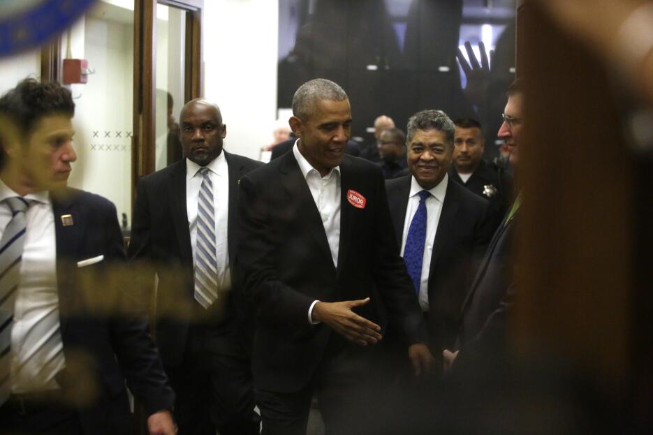 Barack Obama cumple con su deber ciudadano y se presenta para servir com...