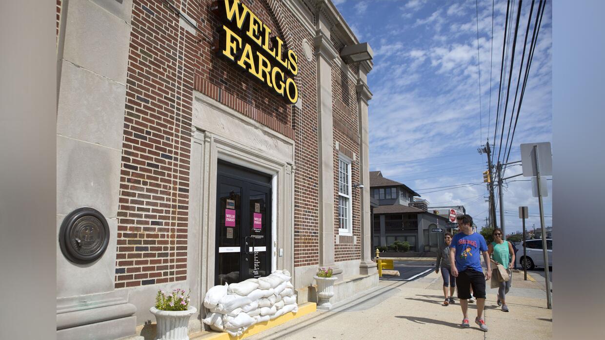 Dos exejecutivos de Wells Fargo deberán pagar otros 75