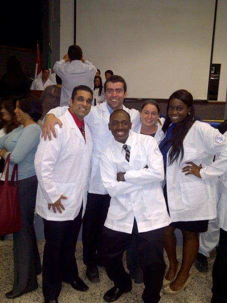 Ambrose Monye con sus compañeros