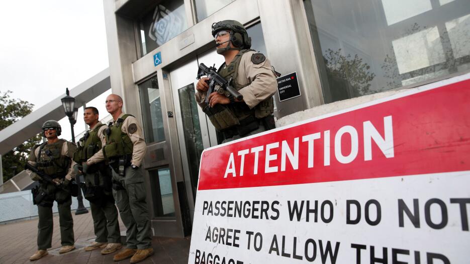 Agentes fuertemente armados vigilan el acceso a la estación Universal Ci...
