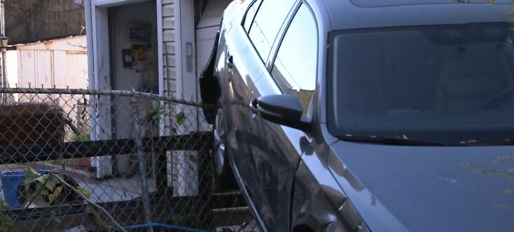 El carro quedó inclinado sobre una verja que frenó su descontrolado paso...