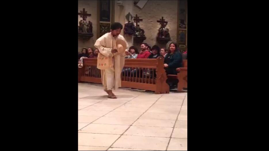 Residentes de San Antonio actúan, bailan y le cantan las mañanitas a la...