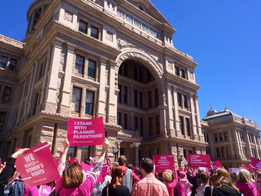 Cientos de personas de todo Texas se reúnen para exigir que el estado de...