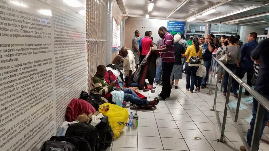 La organización Esperanza de la Frontera entregó comida y ropa en la gar...