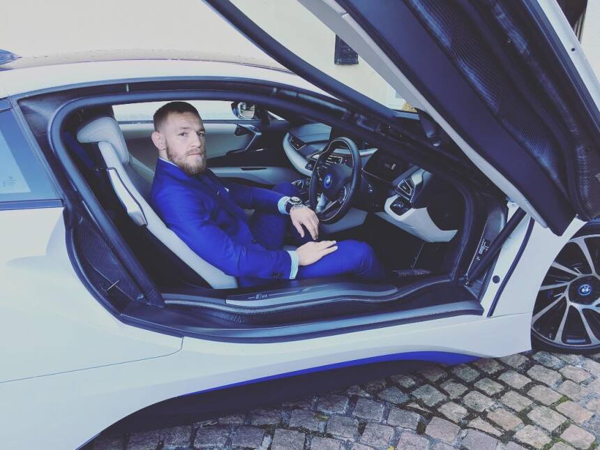 Conor McGregor sentado en su BMW i8, el vehículo eléctrico de la marca a...