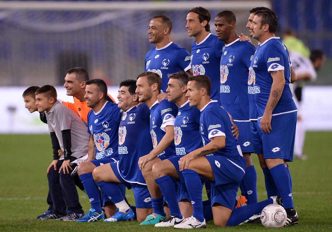 Diego Maradona y su show en el 'Partido por la paz' GettyImages-61418903...