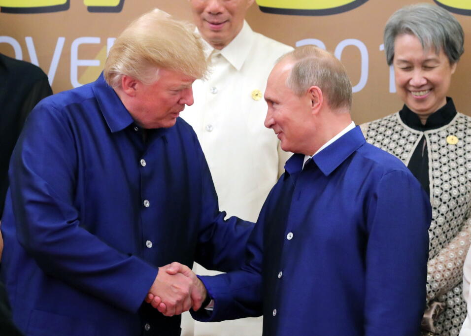 Trump y Putin en la cumbre de la APEC, en Vietnam.