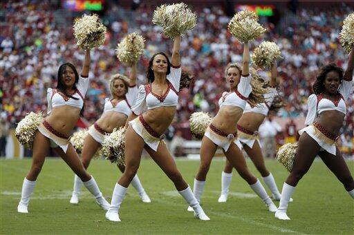 Mira las imágenes de las esculturales porristas de la NFL durane la prim...