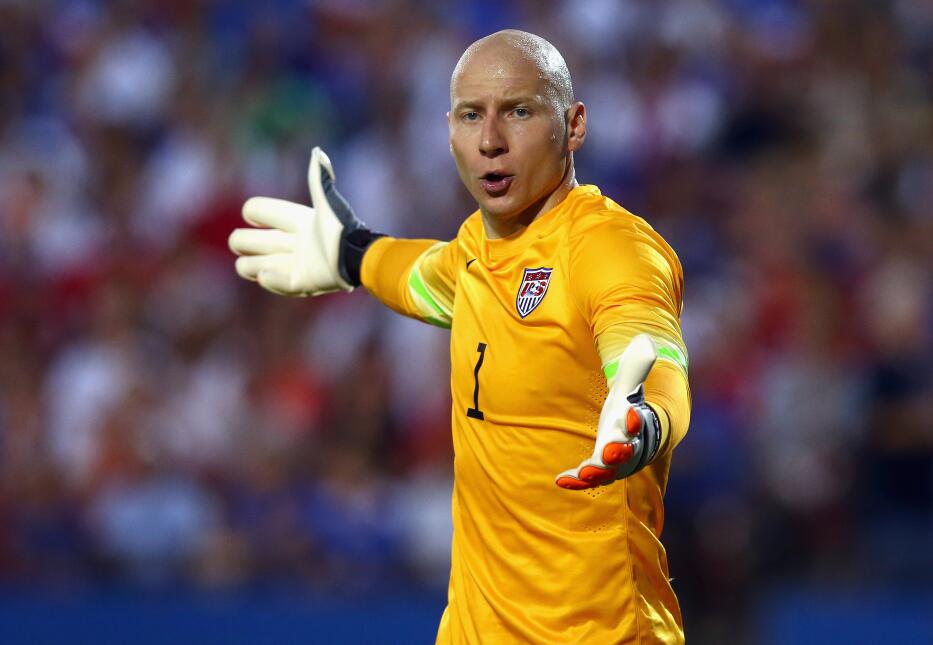 Brad Guzan-El portero de Estados Unidos se vio sorprendido por el juego...