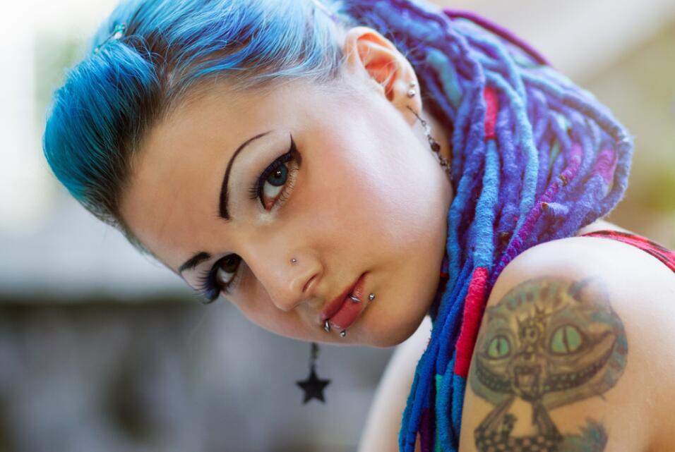 mujer con piercings